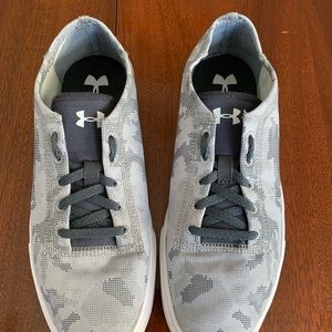 Under Armour like new youth size 6 sneakers